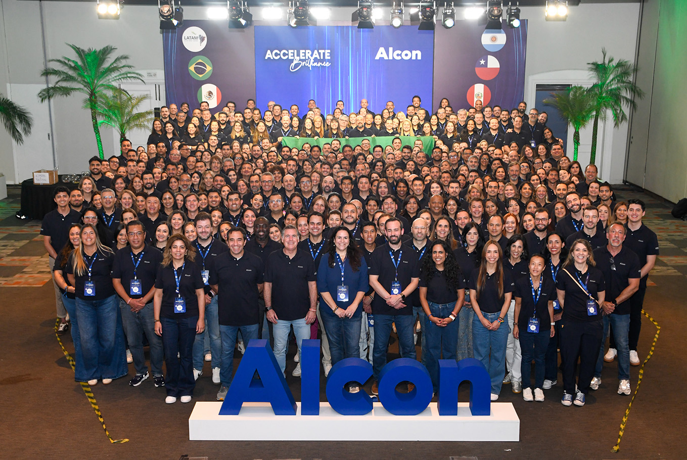Público sentado em auditório acompanhando palestra em evento corporativo